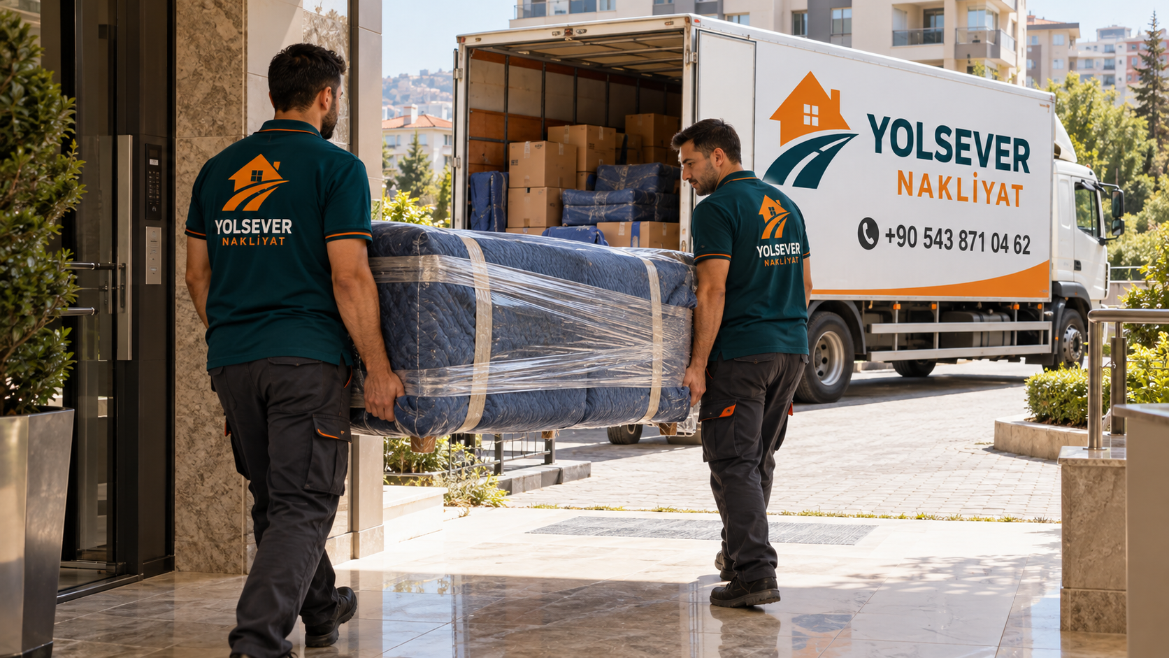 Yolsever Nakliyat kıyafetli personelin ambalajlı koltuğu taşıması